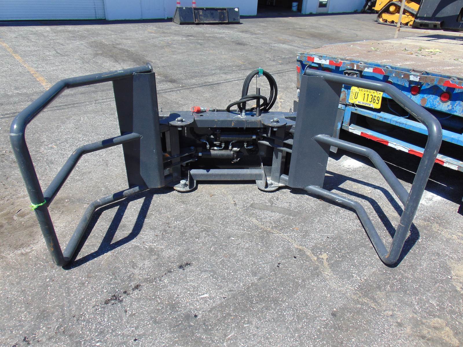 2026 WOLVERINE ATTACHMENTS BSH -12-75D HAY BALE SQUEEZE CLAMP - UNIVERSAL SKID STEER ATTACHMENT - 2,400 LB LIFT CAPACITY - Image 3