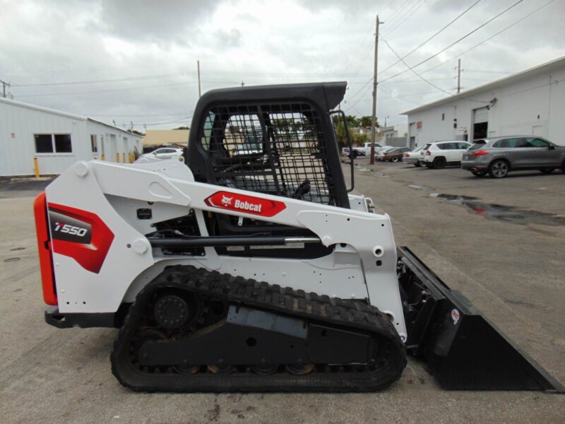 2015 Bobcat T-550 TURBO Skid Steer - SELECTABLE JOYSTICK CONTROLS - ONLY 1,410 HOURS - ADVANCED VIDEO MONITOR DISPLAY - Image 3