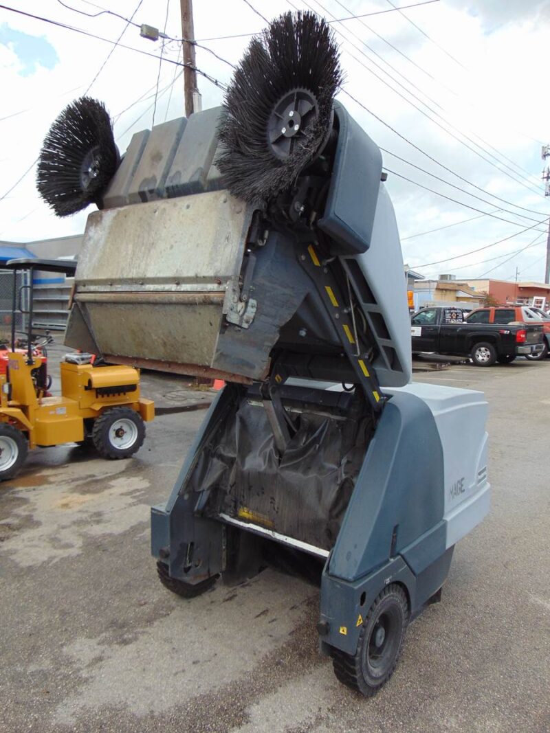 2017 ADVANCE PROTERRA 5130-LPG "TRI-SWEEP" RIDING FLOOR / STREET SWEEPER LP POWERED KUBOTA ENGINE - ONLY 324 ORIGINAL HOURS - WATER SPRAYER SYSTEM - Image 28