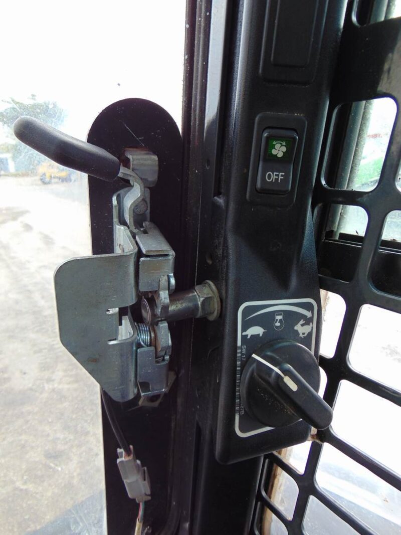 2017 BOBCAT T-770 TURBO 2 SPEED "HIGH FLOW" SUPER LOADED - JOYSTICKS - STEREO - HD COOLING PKG - ONLY 1,690 HOURS - Image 32