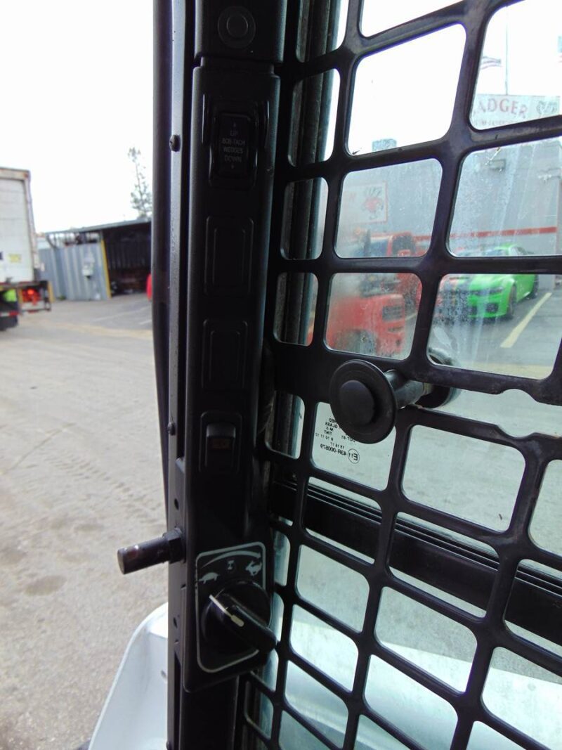 2014 BOBCAT T750 TURBO "KUBOTA" DIESEL - HEATED AND A/C CAB - BRAND NEW TRACKS - SUPER LOW HOURS - BOB TACH POWER COUPLER - Image 22