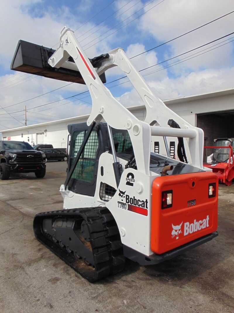 2014 BOBCAT T750 TURBO "KUBOTA" DIESEL - HEATED AND A/C CAB - BRAND NEW TRACKS - SUPER LOW HOURS - BOB TACH POWER COUPLER - Image 27