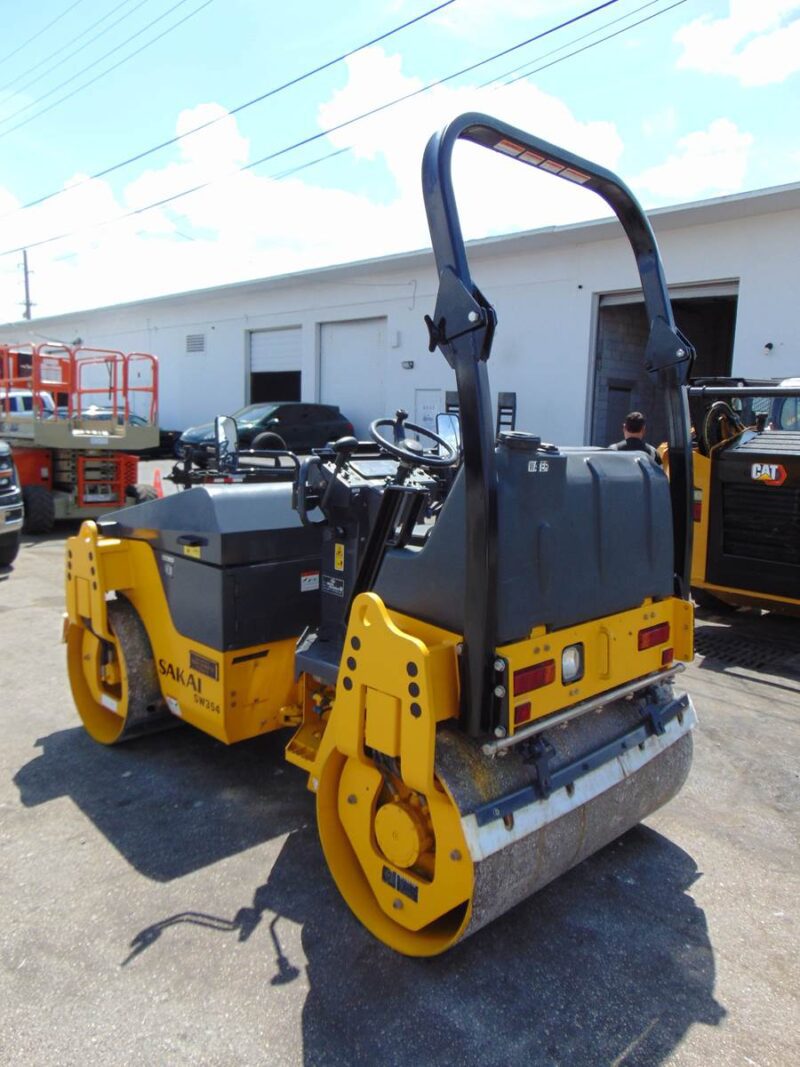 2018 SAKAI SK354 TANDEM SMOOTH 52" DRUM 7K LB Roller Vibratory Compactor - ONLY 1,877 HOURS - KUBOTA DIESEL - Image 16