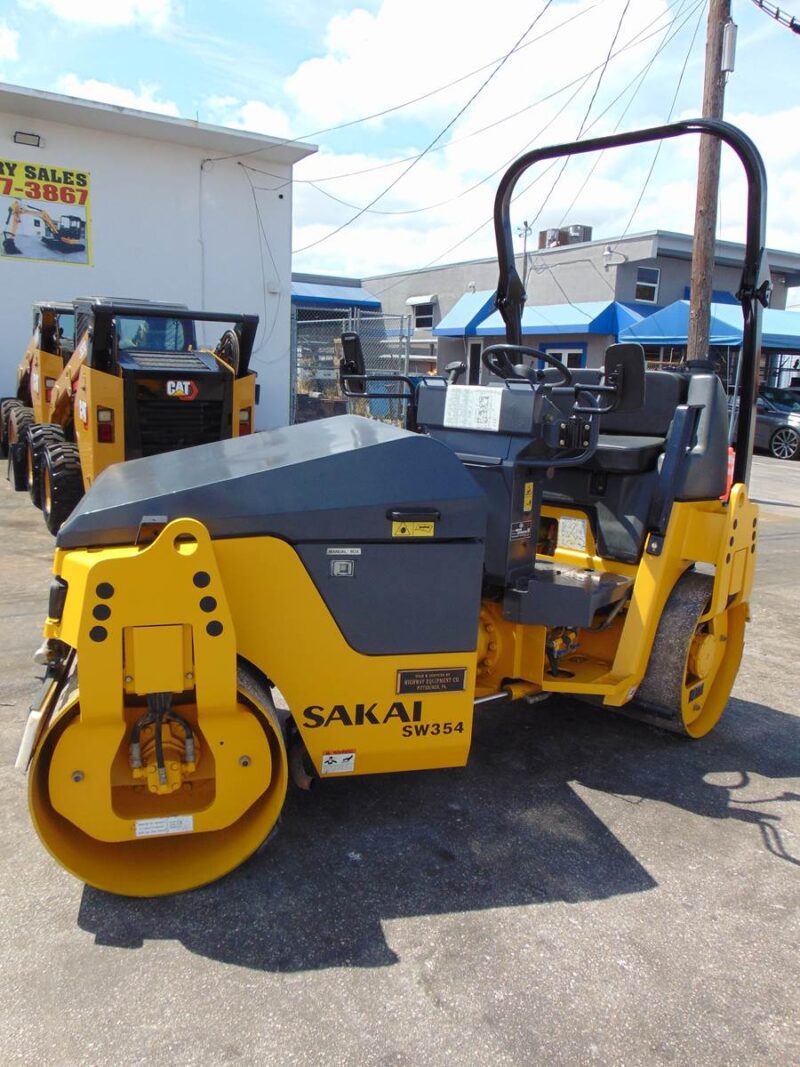 2018 SAKAI SK354 TANDEM SMOOTH 52" DRUM 7K LB Roller Vibratory Compactor - ONLY 1,877 HOURS - KUBOTA DIESEL - Image 4