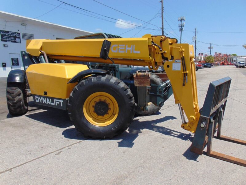 2010 GEHL DL10-55 TELEHANDLER WITH BUCKET AND 5' LONG FORKS - OUTRIGGERS - PILOT CONTROL - JOHN DEERE TURBO DIESEL - Image 3