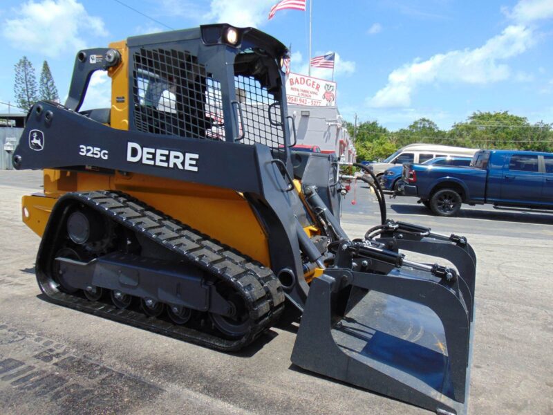 2020 JOHN DEERE 325G TURBO 2 SPEED TRACK LOADER - YANMAR 74.9 HP (NO DEF) - 9,500 LB OPERATING WEIGHT - JOYSTICKS - 1,214 HOURS - NEW GRAPPLE INCLUDED - Image 2