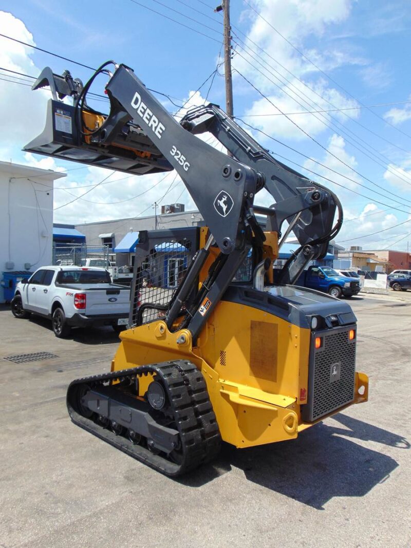 2020 JOHN DEERE 325G TURBO 2 SPEED TRACK LOADER - YANMAR 74.9 HP (NO DEF) - 9,500 LB OPERATING WEIGHT - JOYSTICKS - 1,214 HOURS - NEW GRAPPLE INCLUDED - Image 9