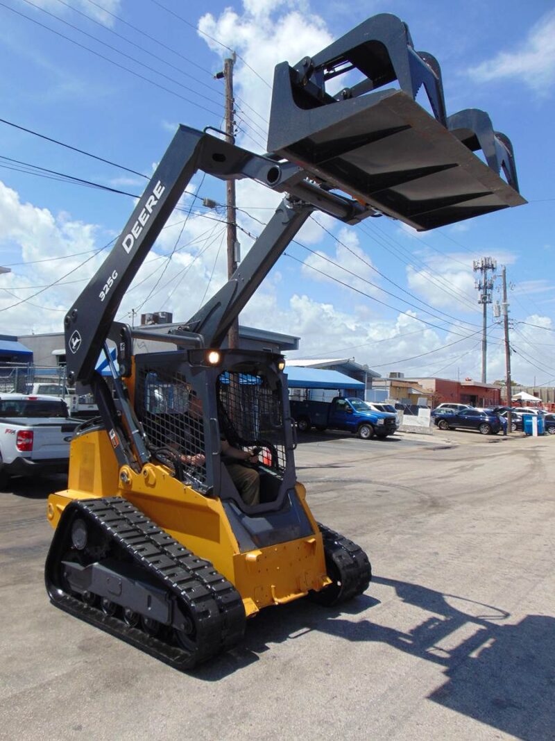 2020 JOHN DEERE 325G TURBO 2 SPEED TRACK LOADER - YANMAR 74.9 HP (NO DEF) - 9,500 LB OPERATING WEIGHT - JOYSTICKS - 1,214 HOURS - NEW GRAPPLE INCLUDED - Image 8