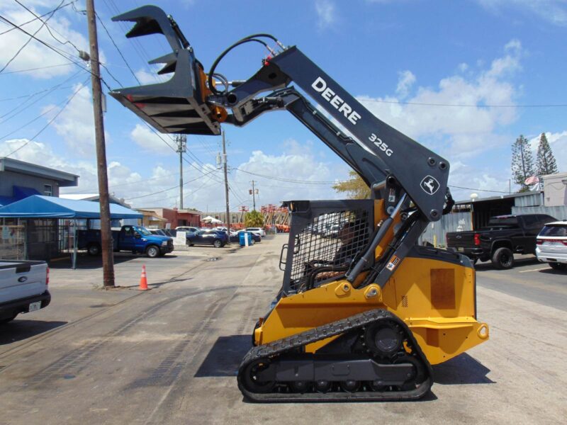 2020 JOHN DEERE 325G TURBO 2 SPEED TRACK LOADER - YANMAR 74.9 HP (NO DEF) - 9,500 LB OPERATING WEIGHT - JOYSTICKS - 1,214 HOURS - NEW GRAPPLE INCLUDED - Image 4