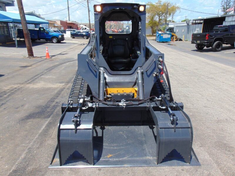 2020 JOHN DEERE 325G TURBO 2 SPEED TRACK LOADER - YANMAR 74.9 HP (NO DEF) - 9,500 LB OPERATING WEIGHT - JOYSTICKS - 1,214 HOURS - NEW GRAPPLE INCLUDED - Image 31