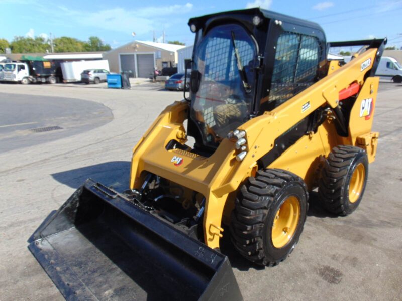 2021 CAT 272D3-XE "110 HP MONSTER" SUPER HIGH FLOW *LOADED WITH OPTIONS* HEATED AIR RIDE SEAT - STEREO - CAMERA - COUNTERWEIGHT PKG - ONLY 1,640 HOURS - Image 5