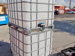 2025 NEW 250 GALLON WATER TANK - FUEL - LIQUID POLY PORTABLE CONTAINERS - FORKLIFT SLOTS - SAFETY VALVES 250 gallon portable containers - brand new