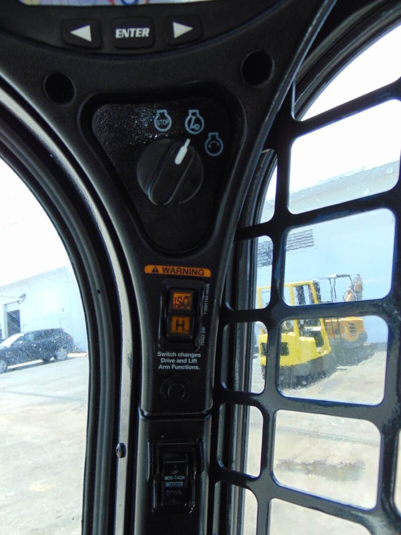 2017 BOBCAT S-740 TURBO 2 SPEED "HIGH FLOW" - JOYSTICKS - HEAT & A/C - STEREO - MONITOR - KEYLESS SECURITY - BRAND NEW TIRES - 100% SERVICED - Image 19