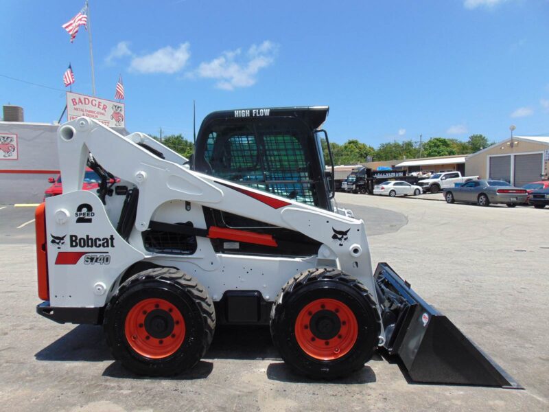 2017 BOBCAT S-740 TURBO 2 SPEED "HIGH FLOW" - JOYSTICKS - HEAT & A/C - STEREO - MONITOR - KEYLESS SECURITY - BRAND NEW TIRES - 100% SERVICED - Image 3