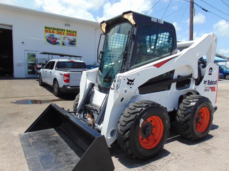 2017 BOBCAT S-740 TURBO 2 SPEED "HIGH FLOW" - JOYSTICKS - HEAT & A/C - STEREO - MONITOR - KEYLESS SECURITY - BRAND NEW TIRES - 100% SERVICED - Image 32