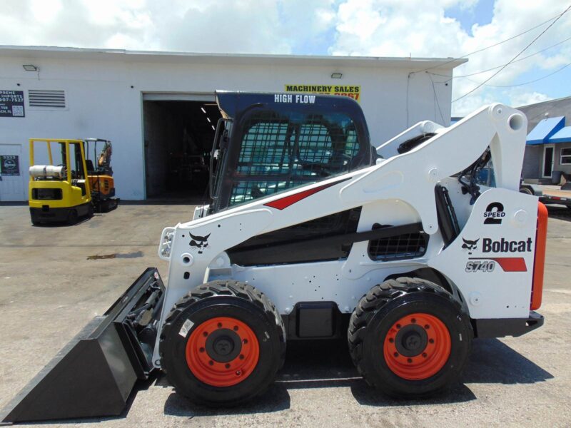 2017 BOBCAT S-740 TURBO 2 SPEED "HIGH FLOW" - JOYSTICKS - HEAT & A/C - STEREO - MONITOR - KEYLESS SECURITY - BRAND NEW TIRES - 100% SERVICED - Image 4