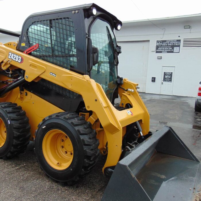 2023 CAT 242D3 TURBO 2 SPEED - BIG 74 HP - "A/C COMFORT CAB" STEREO - HEAT AND AC - JOYSTICKS - COUNTERWEIGHT PKG - CAMERA - LOW HOURS