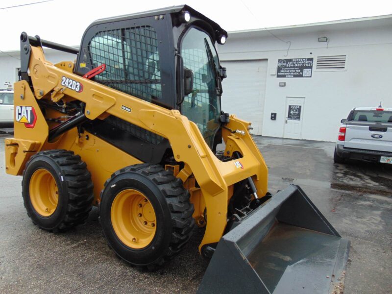2023 CAT 242D3 TURBO 2 SPEED - BIG 74 HP - "A/C COMFORT CAB" STEREO - HEAT AND AC - JOYSTICKS - COUNTERWEIGHT PKG - CAMERA - LOW HOURS