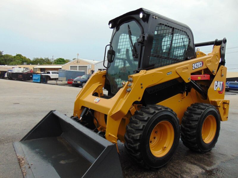 2023 CAT 242D3 TURBO 2 SPEED - BIG 74 HP - "A/C COMFORT CAB" STEREO - HEAT AND AC - JOYSTICKS - COUNTERWEIGHT PKG - CAMERA - LOW HOURS - Image 10