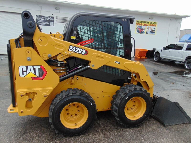 2023 CAT 242D3 TURBO 2 SPEED - BIG 74 HP - "A/C COMFORT CAB" STEREO - HEAT AND AC - JOYSTICKS - COUNTERWEIGHT PKG - CAMERA - LOW HOURS - Image 11