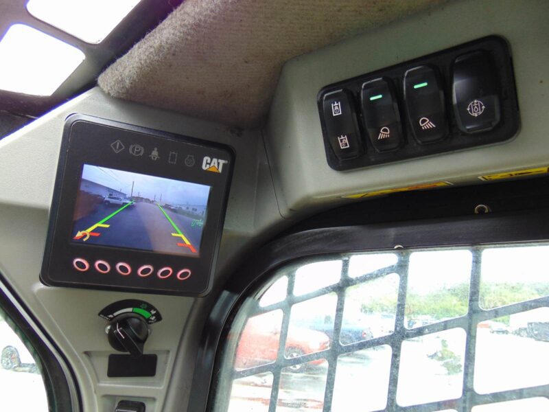 2023 CAT 242D3 TURBO 2 SPEED - BIG 74 HP - "A/C COMFORT CAB" STEREO - HEAT AND AC - JOYSTICKS - COUNTERWEIGHT PKG - CAMERA - LOW HOURS - Image 17