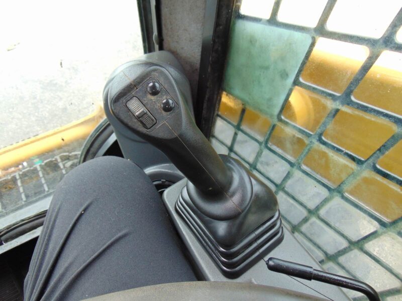 2023 CAT 242D3 TURBO 2 SPEED - BIG 74 HP - "A/C COMFORT CAB" STEREO - HEAT AND AC - JOYSTICKS - COUNTERWEIGHT PKG - CAMERA - LOW HOURS - Image 21