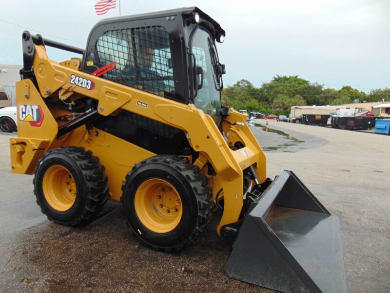 2023 CAT 242D3 TURBO 2 SPEED - BIG 74 HP - "A/C COMFORT CAB" STEREO - HEAT AND AC - JOYSTICKS - COUNTERWEIGHT PKG - CAMERA - LOW HOURS - Image 26