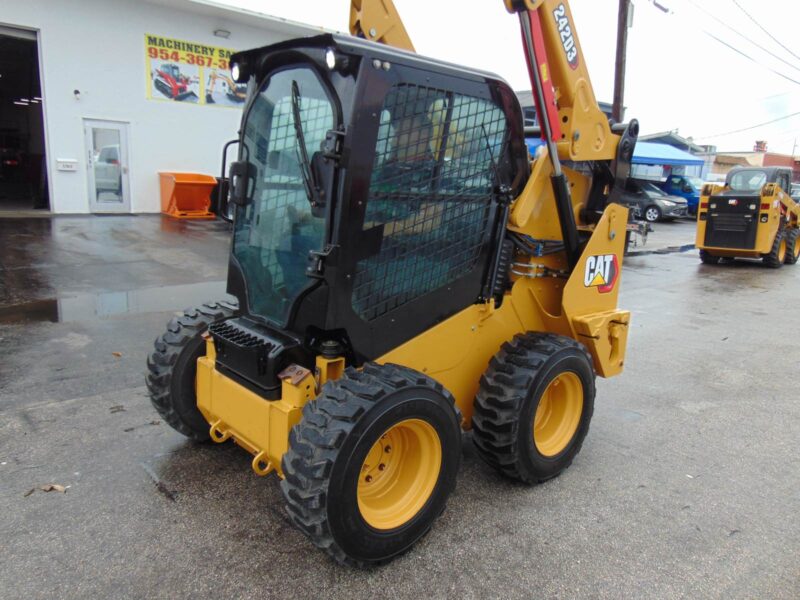 2023 CAT 242D3 TURBO 2 SPEED - BIG 74 HP - "A/C COMFORT CAB" STEREO - HEAT AND AC - JOYSTICKS - COUNTERWEIGHT PKG - CAMERA - LOW HOURS - Image 27