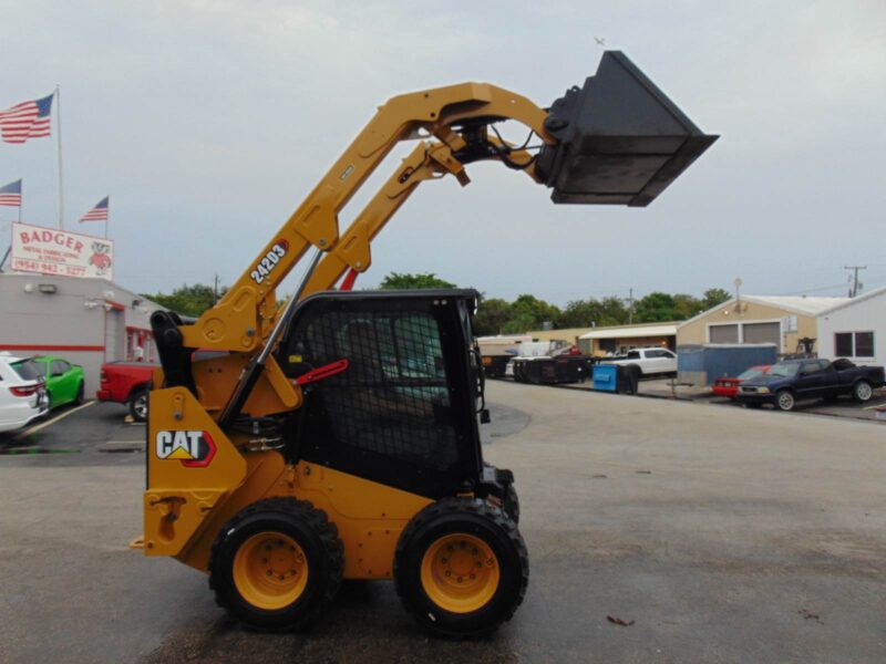 2023 CAT 242D3 TURBO 2 SPEED - BIG 74 HP - "A/C COMFORT CAB" STEREO - HEAT AND AC - JOYSTICKS - COUNTERWEIGHT PKG - CAMERA - LOW HOURS - Image 34