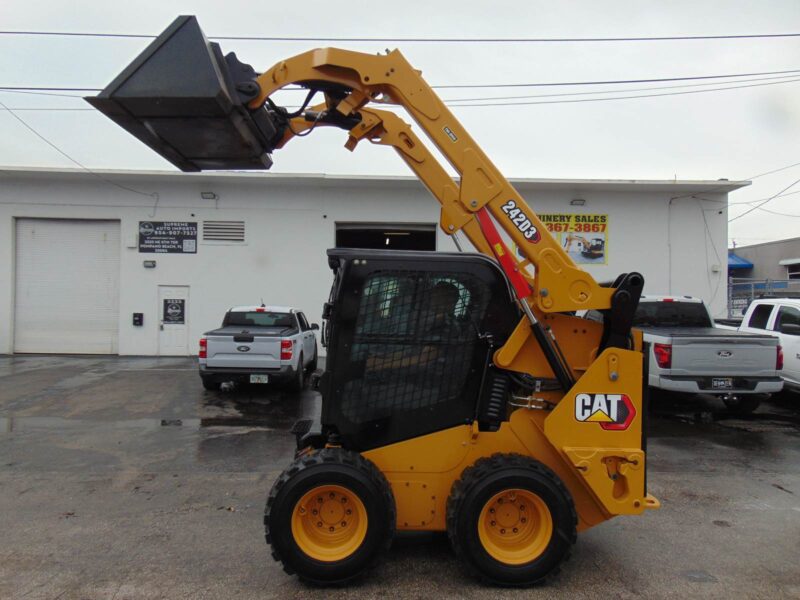 2023 CAT 242D3 TURBO 2 SPEED - BIG 74 HP - "A/C COMFORT CAB" STEREO - HEAT AND AC - JOYSTICKS - COUNTERWEIGHT PKG - CAMERA - LOW HOURS - Image 35