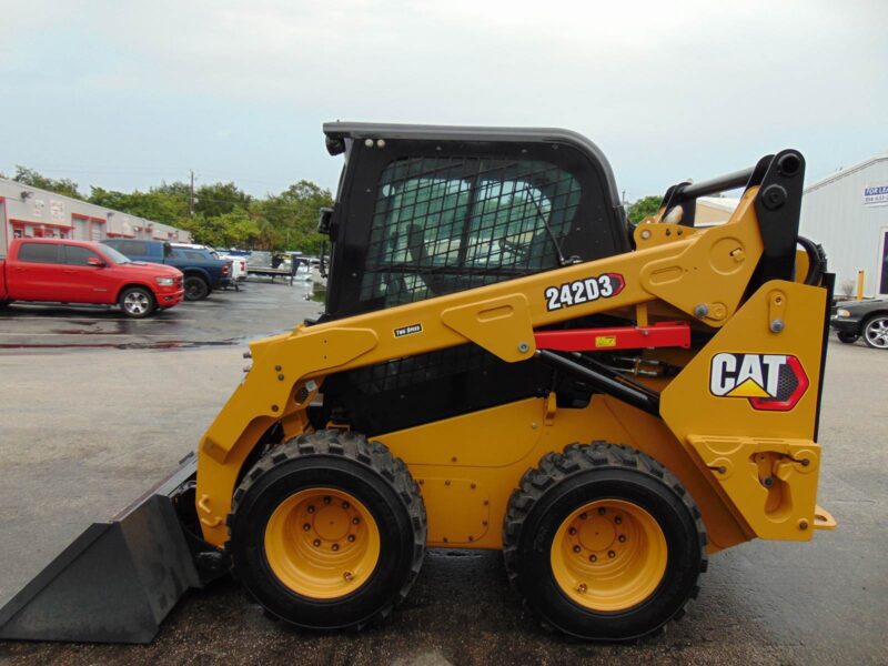 2023 CAT 242D3 TURBO 2 SPEED - BIG 74 HP - "A/C COMFORT CAB" STEREO - HEAT AND AC - JOYSTICKS - COUNTERWEIGHT PKG - CAMERA - LOW HOURS - Image 4