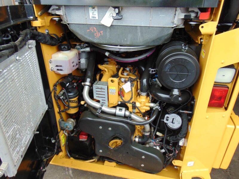 2023 CAT 242D3 TURBO 2 SPEED - BIG 74 HP - "A/C COMFORT CAB" STEREO - HEAT AND AC - JOYSTICKS - COUNTERWEIGHT PKG - CAMERA - LOW HOURS - Image 5