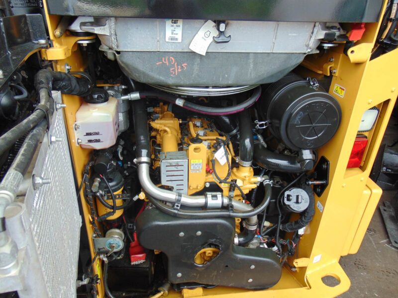 2023 CAT 242D3 TURBO 2 SPEED - BIG 74 HP - "A/C COMFORT CAB" STEREO - HEAT AND AC - JOYSTICKS - COUNTERWEIGHT PKG - CAMERA - LOW HOURS - Image 6