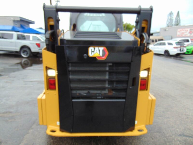 2023 CAT 242D3 TURBO 2 SPEED - BIG 74 HP - "A/C COMFORT CAB" STEREO - HEAT AND AC - JOYSTICKS - COUNTERWEIGHT PKG - CAMERA - LOW HOURS - Image 7