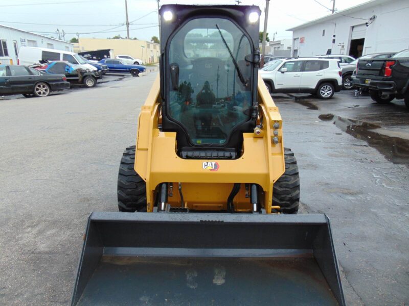 2023 CAT 242D3 TURBO 2 SPEED - BIG 74 HP - "A/C COMFORT CAB" STEREO - HEAT AND AC - JOYSTICKS - COUNTERWEIGHT PKG - CAMERA - LOW HOURS - Image 8