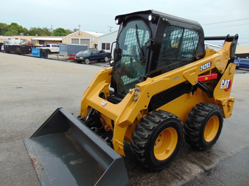 2023 CAT 242D3 TURBO 2 SPEED - BIG 74 HP - "A/C COMFORT CAB" STEREO - HEAT AND AC - JOYSTICKS - COUNTERWEIGHT PKG - CAMERA - LOW HOURS - Image 9