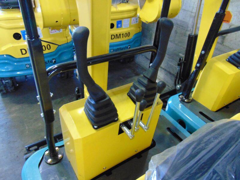 2025 DIG-MASTER DM100 MINI EXCAVATOR - 2,300 LBS - BACKFILL BLADE - TOOTH BUCKET AND THUMB - SIMPLE PILOT CONTROLS - Image 9