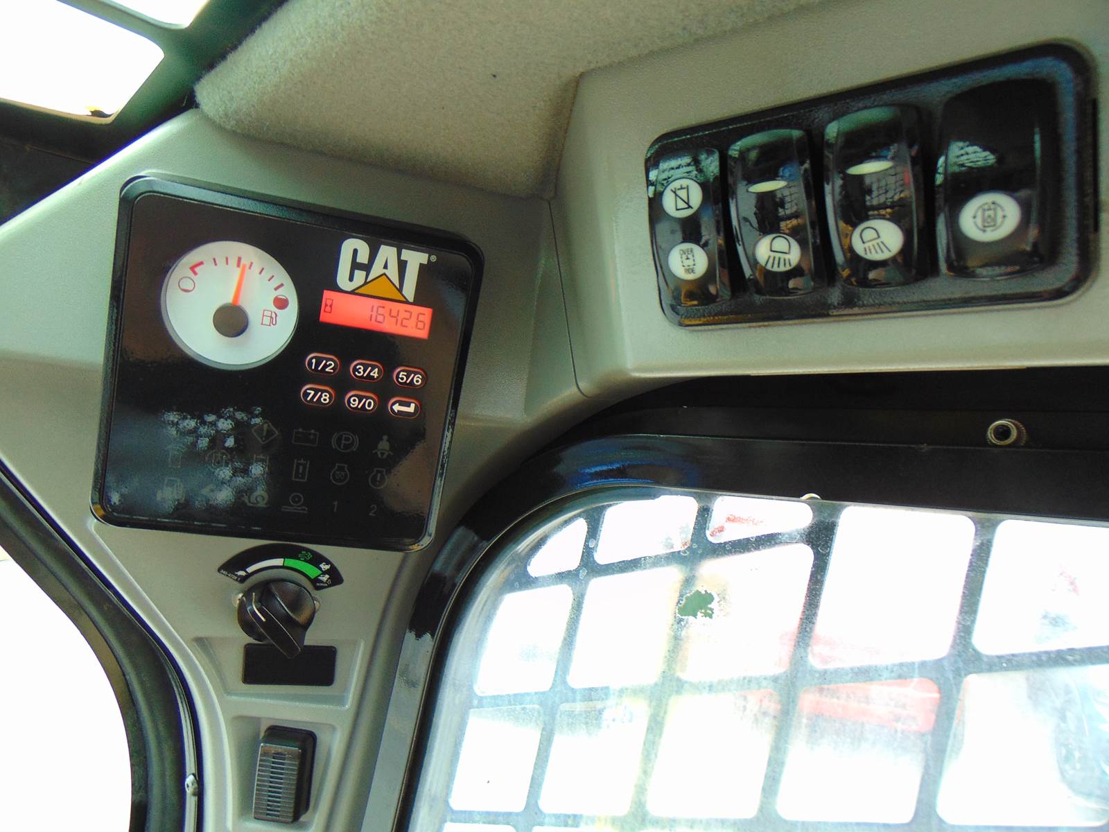 2017 CAT 289D TURBO 2 SPEED - JOYSTICKS - HEAT AND A/C - POWER QUICK ATTACH - COUNTERWEIGHTS - DPF DELETED - 1,642 HOURS - Image 19