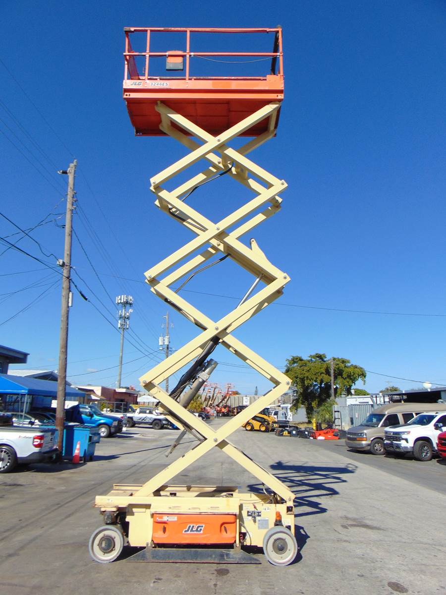 2018 JLG 3246ES SCISSOR LIFT - 38' WORKING HEIGHT - EXCELLENT ALL ORIGINAL PAINT - LOW HOURS - PERFORMS LIKE NEW - Image 3
