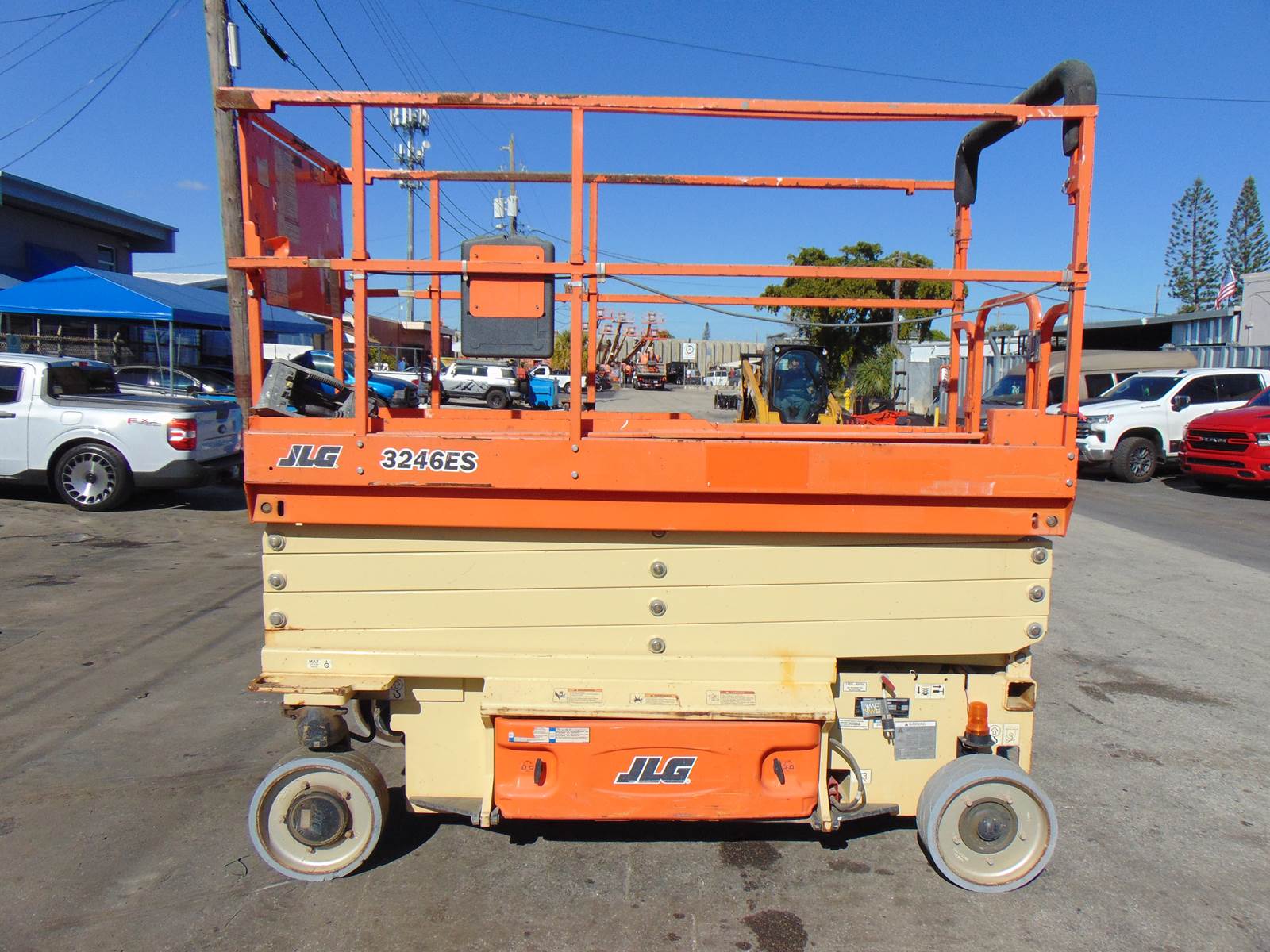 2018 JLG 3246ES SCISSOR LIFT - 38' WORKING HEIGHT - EXCELLENT ALL ORIGINAL PAINT - LOW HOURS - PERFORMS LIKE NEW - Image 4