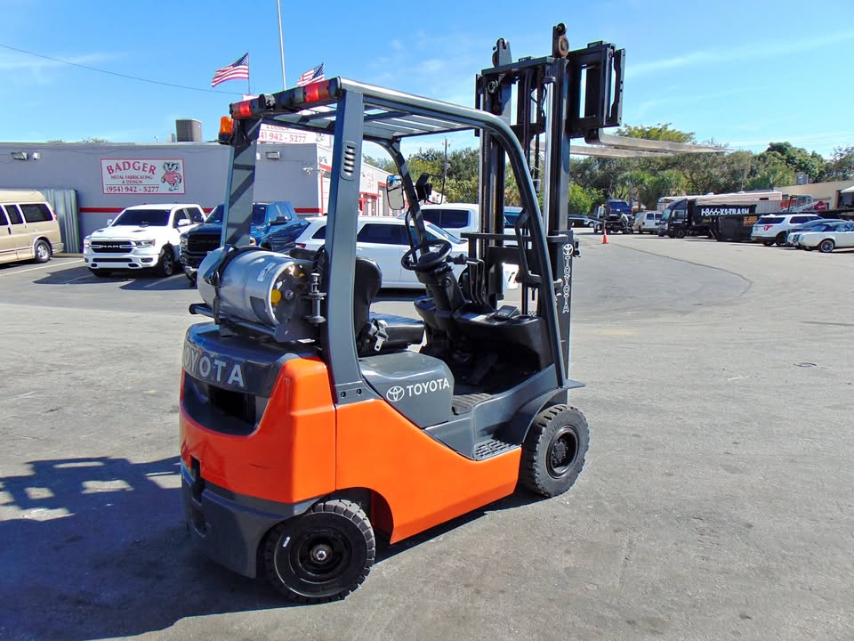 2013 TOYOTA 4.5K LB CAPACITY - DUAL STAGE MAST - LP PROPANE POWERED PNEUMATIC TIRE FORKLIFT FOR SALE 6' long super forks - propane tank included - only 2,035 hours - runs perfect