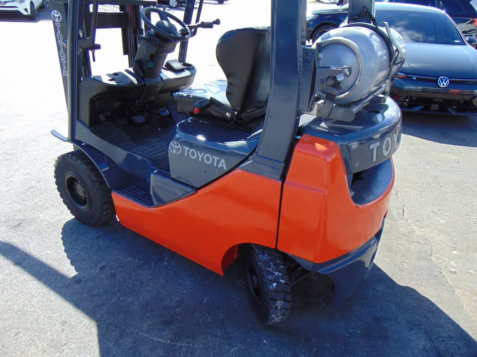 2013 TOYOTA 4.5K LB CAPACITY - DUAL STAGE MAST - LP PROPANE POWERED PNEUMATIC TIRE FORKLIFT FOR SALE 6' long super forks - propane tank included - only 2,035 hours - runs perfect - Image 10