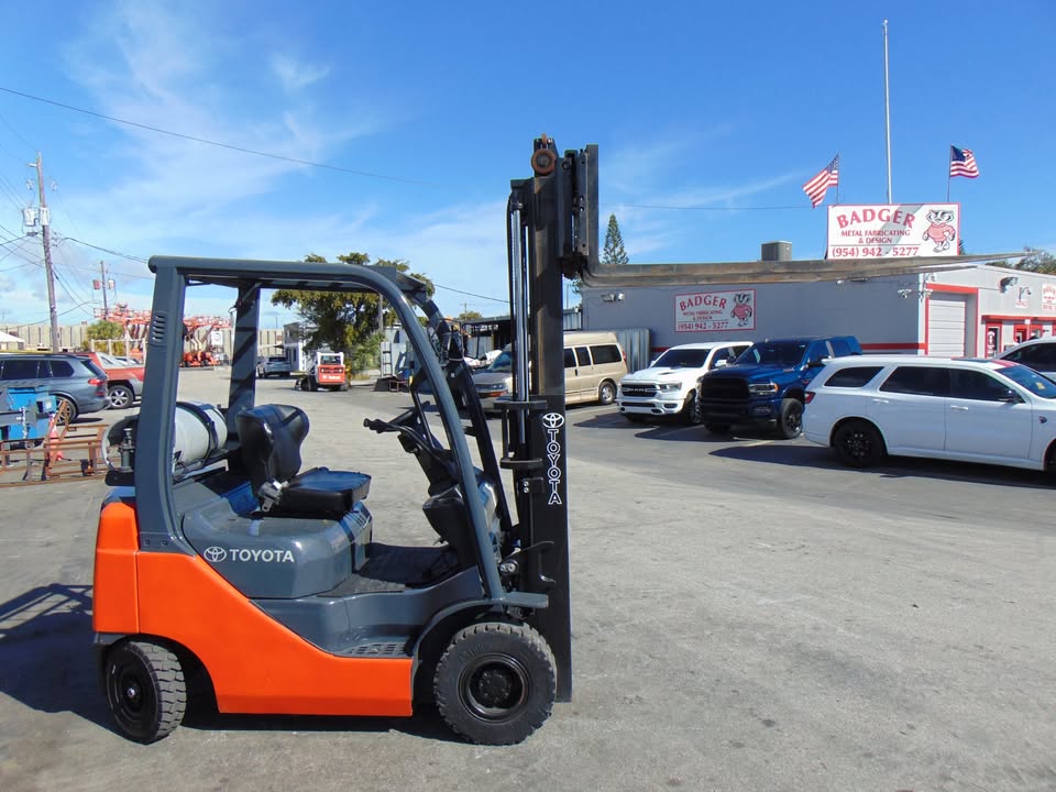 2013 TOYOTA 4.5K LB CAPACITY - DUAL STAGE MAST - LP PROPANE POWERED PNEUMATIC TIRE FORKLIFT FOR SALE 6' long super forks - propane tank included - only 2,035 hours - runs perfect - Image 11