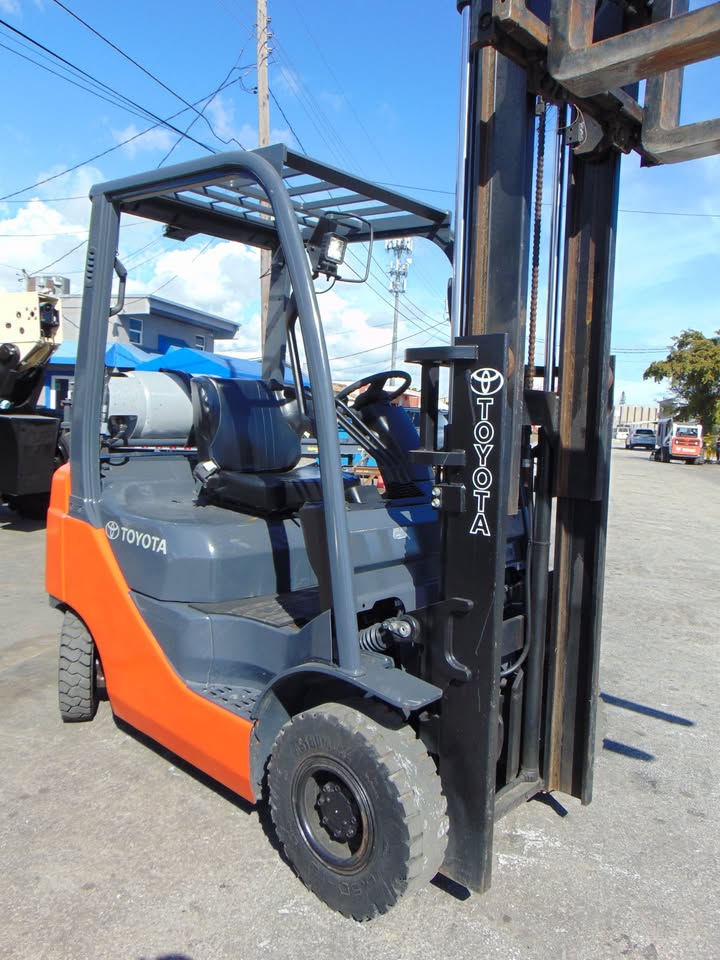 2013 TOYOTA 4.5K LB CAPACITY - DUAL STAGE MAST - LP PROPANE POWERED PNEUMATIC TIRE FORKLIFT FOR SALE 6' long super forks - propane tank included - only 2,035 hours - runs perfect - Image 12