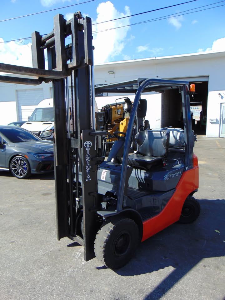 2013 TOYOTA 4.5K LB CAPACITY - DUAL STAGE MAST - LP PROPANE POWERED PNEUMATIC TIRE FORKLIFT FOR SALE 6' long super forks - propane tank included - only 2,035 hours - runs perfect - Image 19