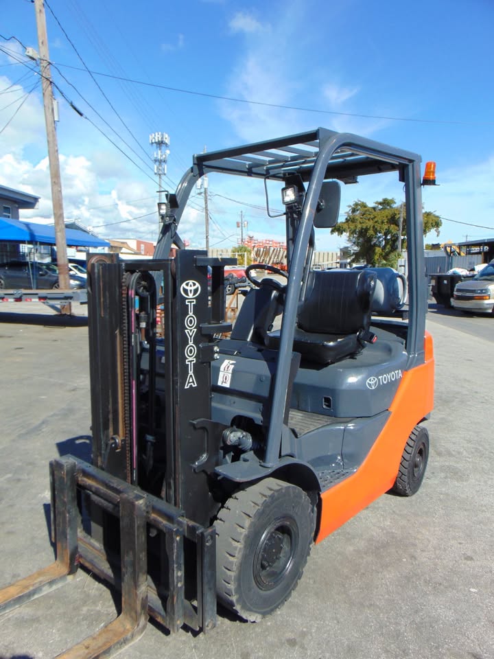 2013 TOYOTA 4.5K LB CAPACITY - DUAL STAGE MAST - LP PROPANE POWERED PNEUMATIC TIRE FORKLIFT FOR SALE 6' long super forks - propane tank included - only 2,035 hours - runs perfect - Image 2