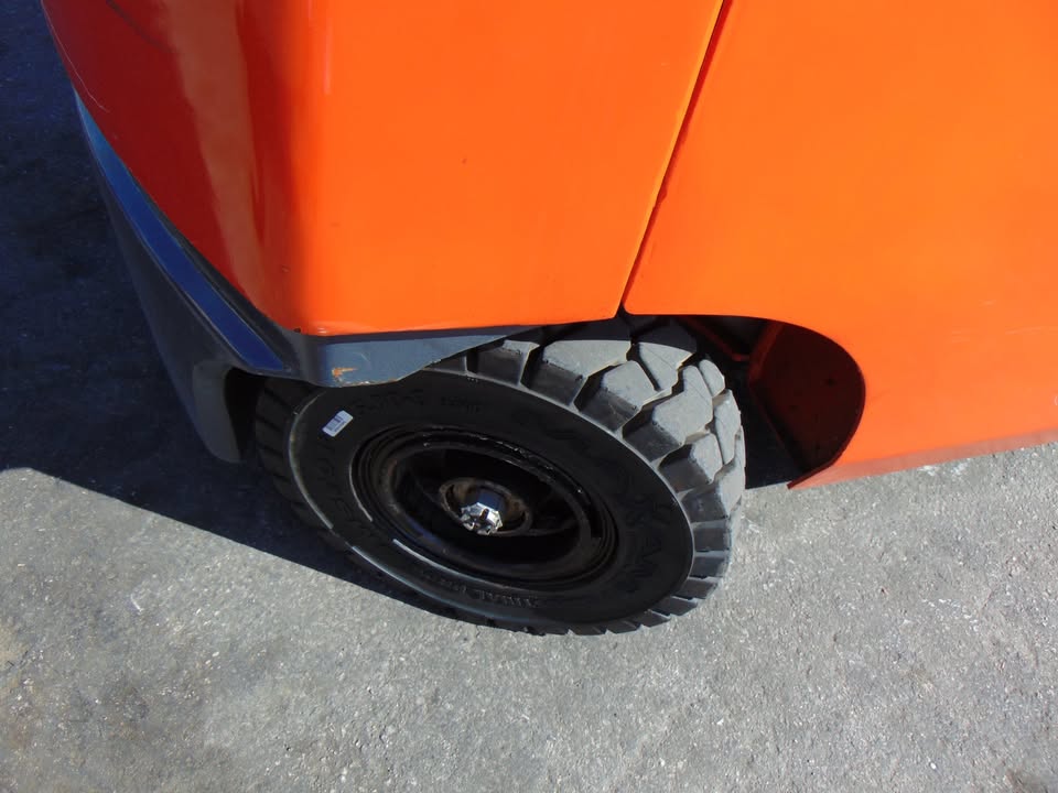 2013 TOYOTA 4.5K LB CAPACITY - DUAL STAGE MAST - LP PROPANE POWERED PNEUMATIC TIRE FORKLIFT FOR SALE 6' long super forks - propane tank included - only 2,035 hours - runs perfect - Image 20