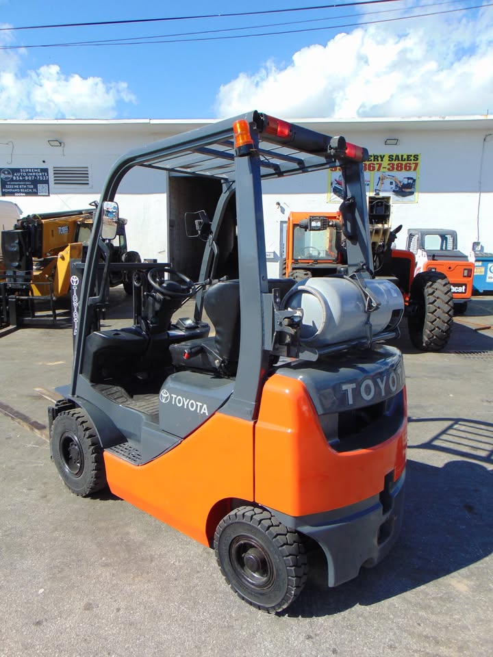 2013 TOYOTA 4.5K LB CAPACITY - DUAL STAGE MAST - LP PROPANE POWERED PNEUMATIC TIRE FORKLIFT FOR SALE 6' long super forks - propane tank included - only 2,035 hours - runs perfect - Image 3
