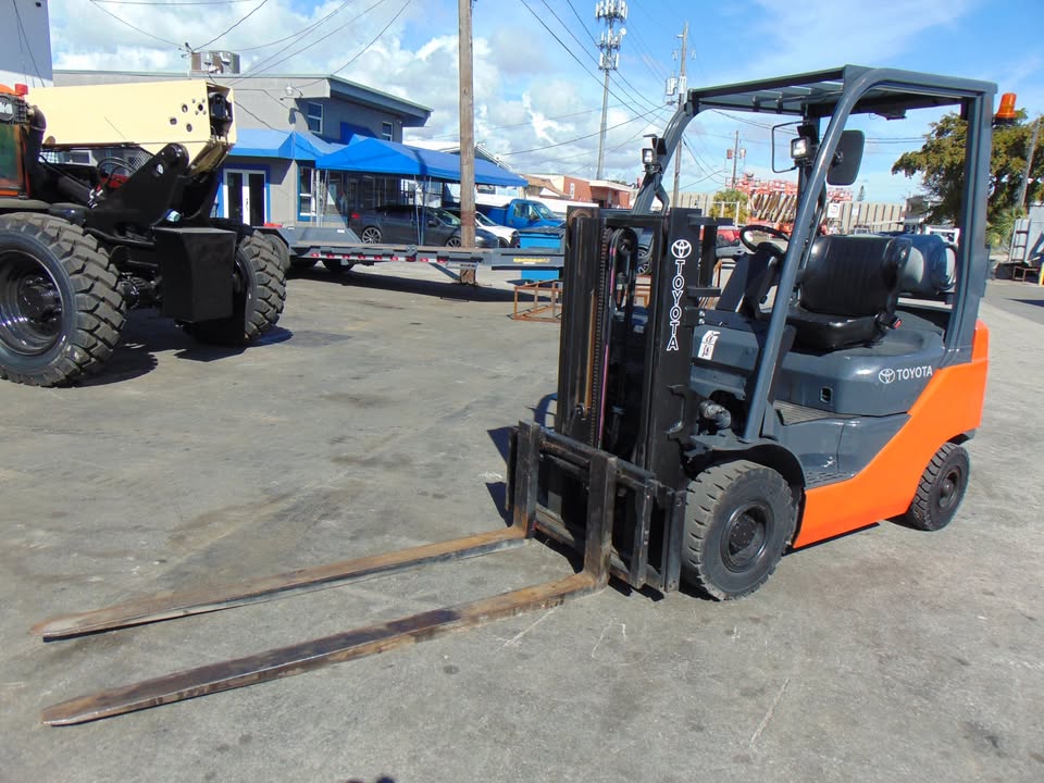 2013 TOYOTA 4.5K LB CAPACITY - DUAL STAGE MAST - LP PROPANE POWERED PNEUMATIC TIRE FORKLIFT FOR SALE 6' long super forks - propane tank included - only 2,035 hours - runs perfect - Image 4