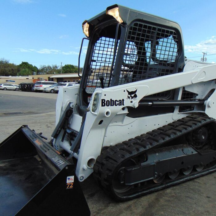2018 BOBCAT T550 TURBO SKID STEER TRACK LOADER - ONLY 1,693 HOURS - HAND AND FOOT CONTROLS - 100% SERVICED